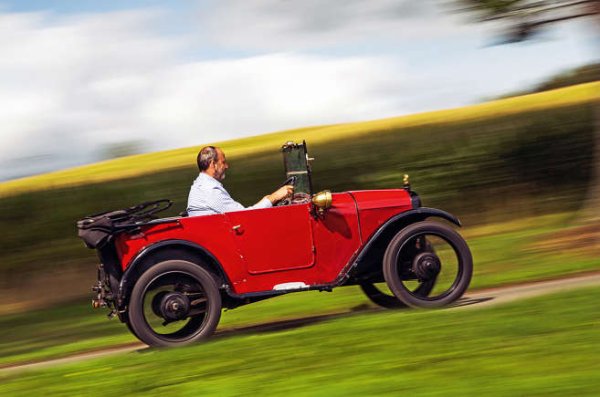 Британският отговор на Ford Model T -  колата, която повече от всяка друга постави Великобритания на пътната карта. Прост, но красиво реализиран, бавен, но все пак забавен за шофиране. Кара феновете му да се усмихват до ден днешен. Негов лиценз даде началото и на автомобилната история на BMW.